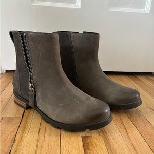 Women’s waterproof Sorel boots. Size 6. Worn 1-2 times. Gray color.